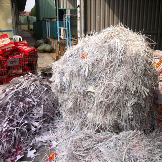 Mép giấy phế liệu